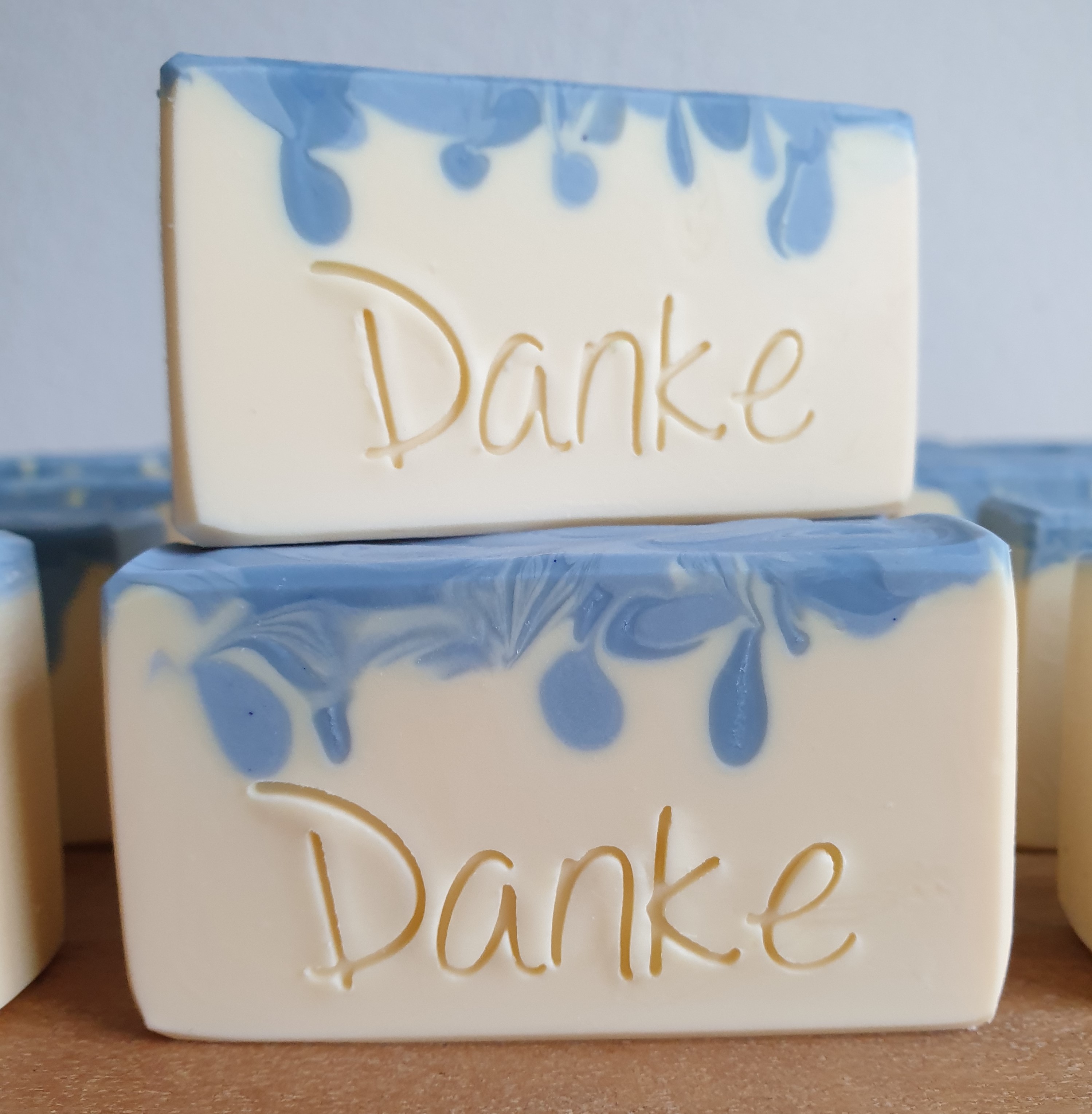 Seife Danke blau Seifenstück in weiß mit hellblauen Tropfen in dem das Wort Danke eingestempelt ist.