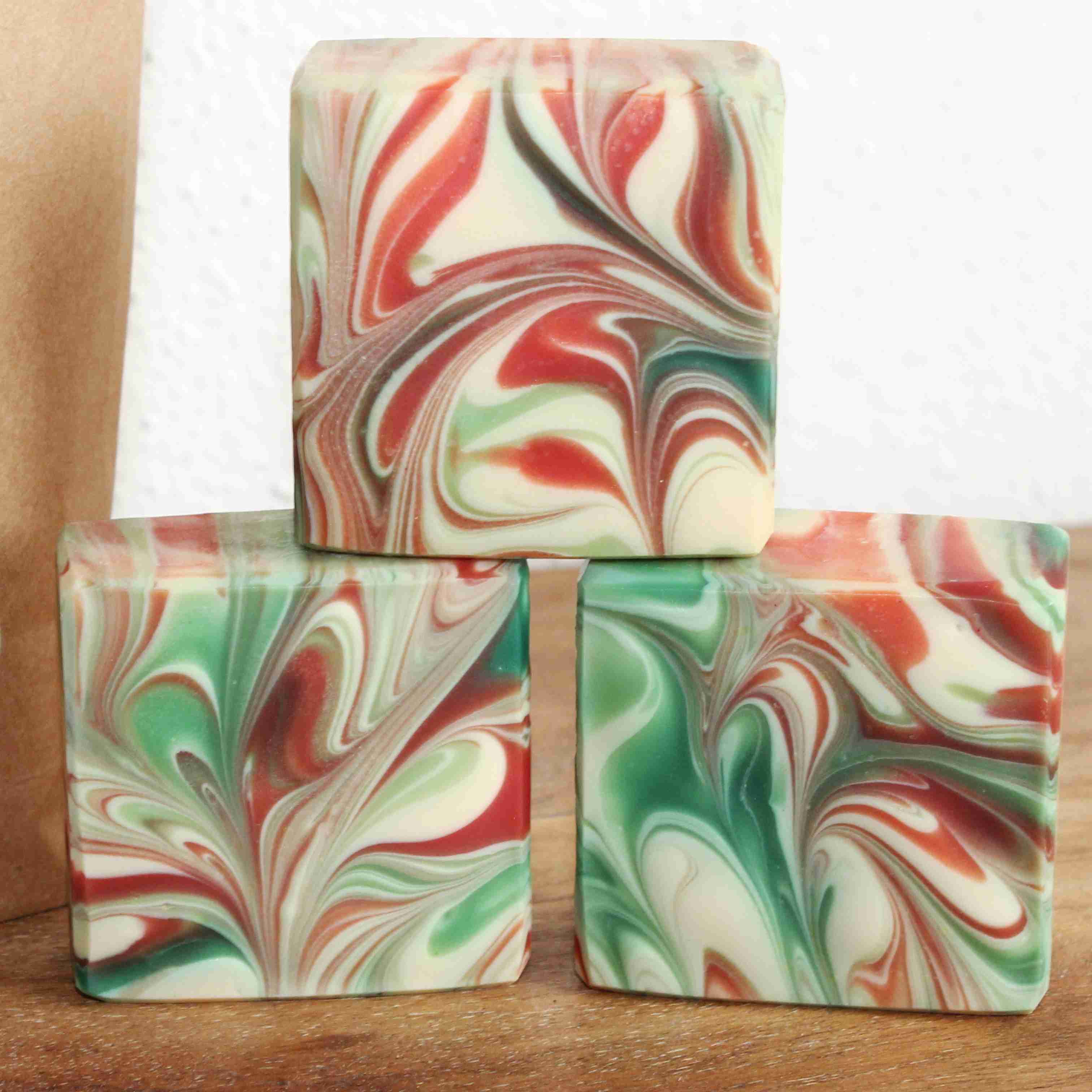 Hochzeit Rot und Grün Kleine quadratische 5x5cm Seife in weiß, rot und grün marmoriert.