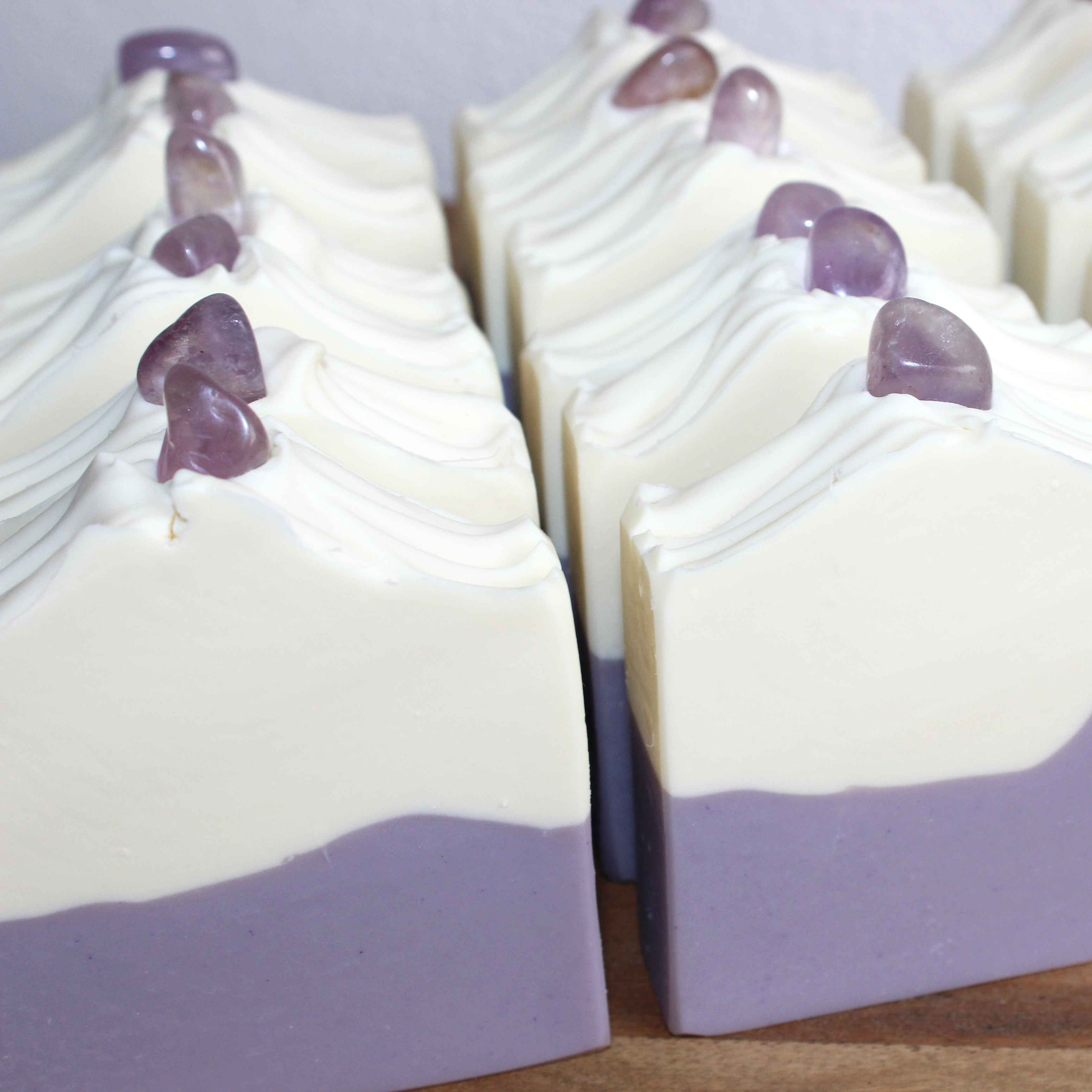 Edelsteinseife Lavendel Weiß lila Seife mit einem Edelstein als Topping