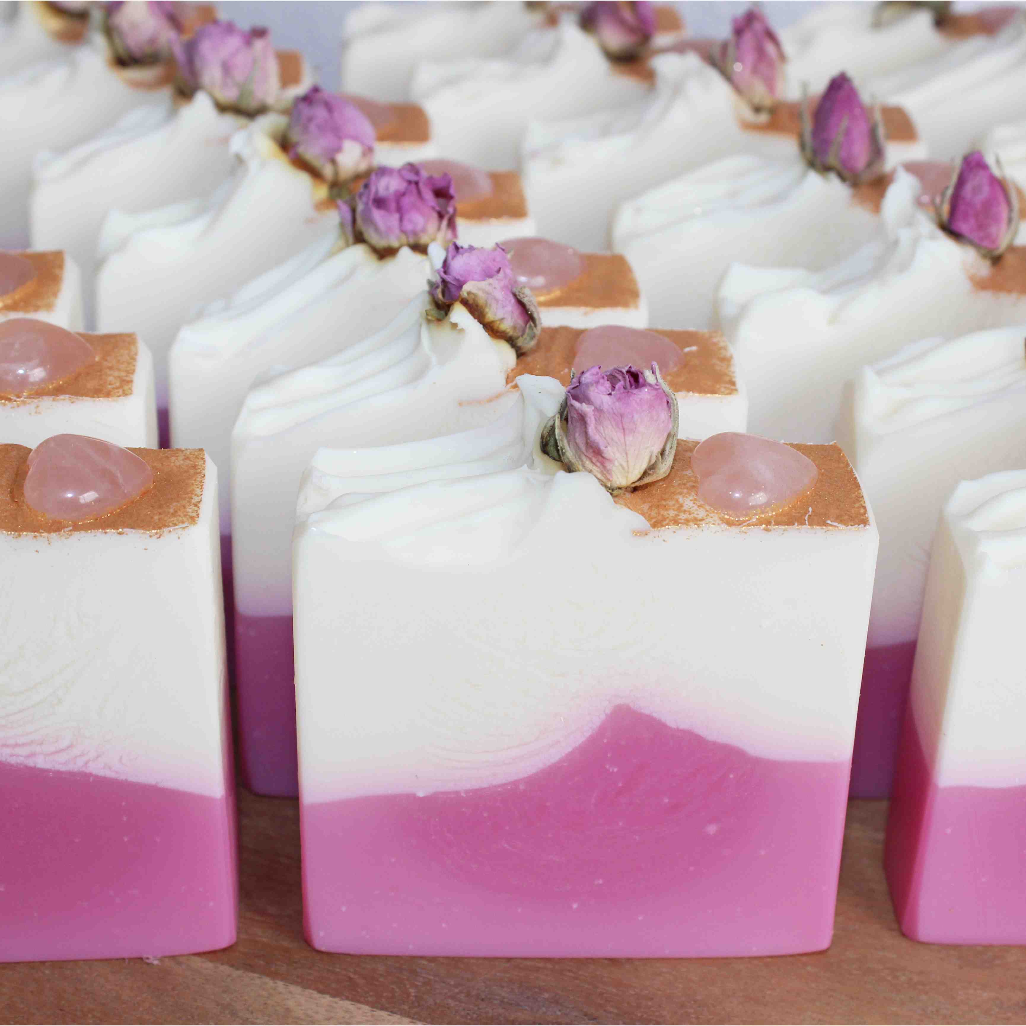 Edelsteinseife Rose Weiß rosa Seife mit einem Edelstein als Topping