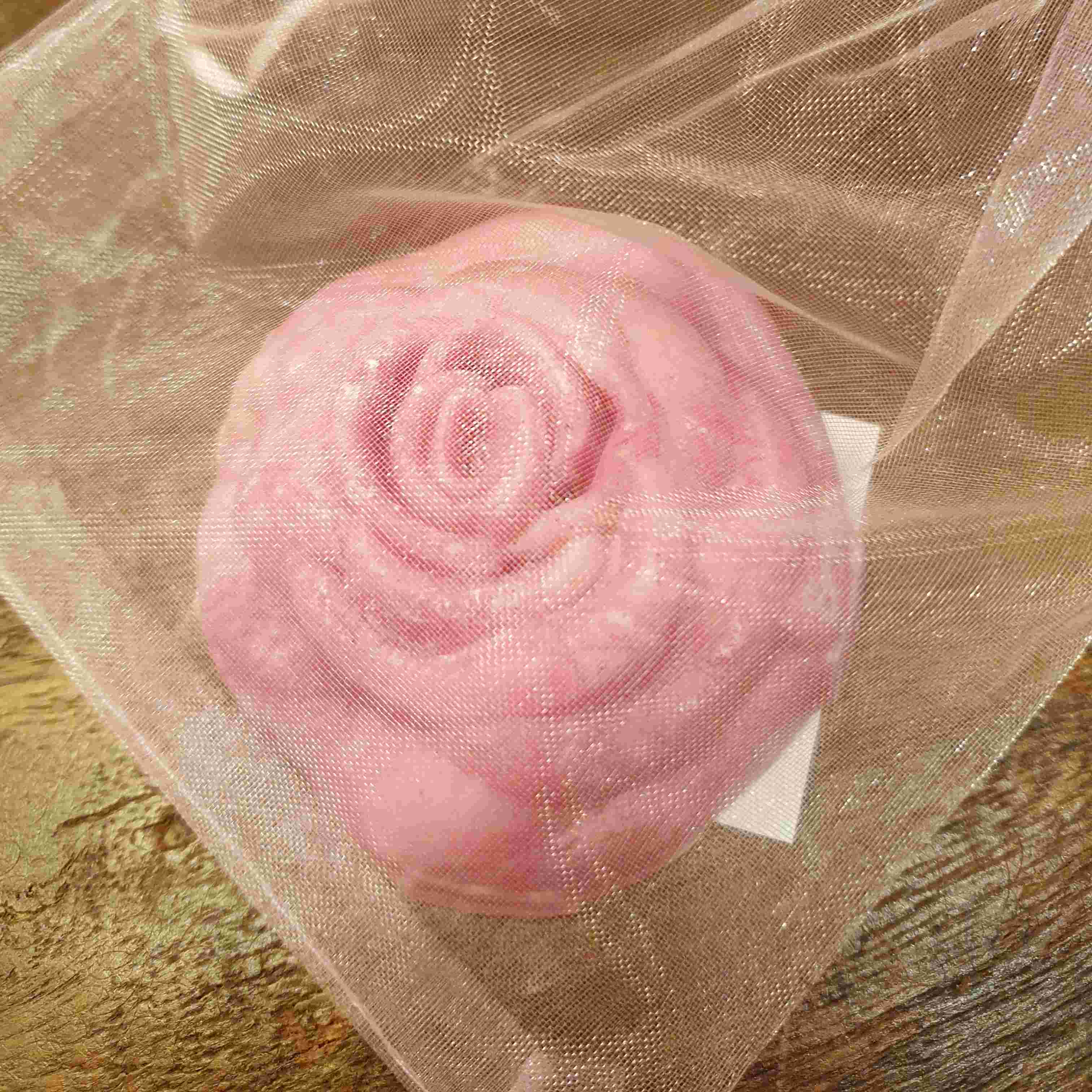 Rosenseife Eine Seife in Rosenform in rosa