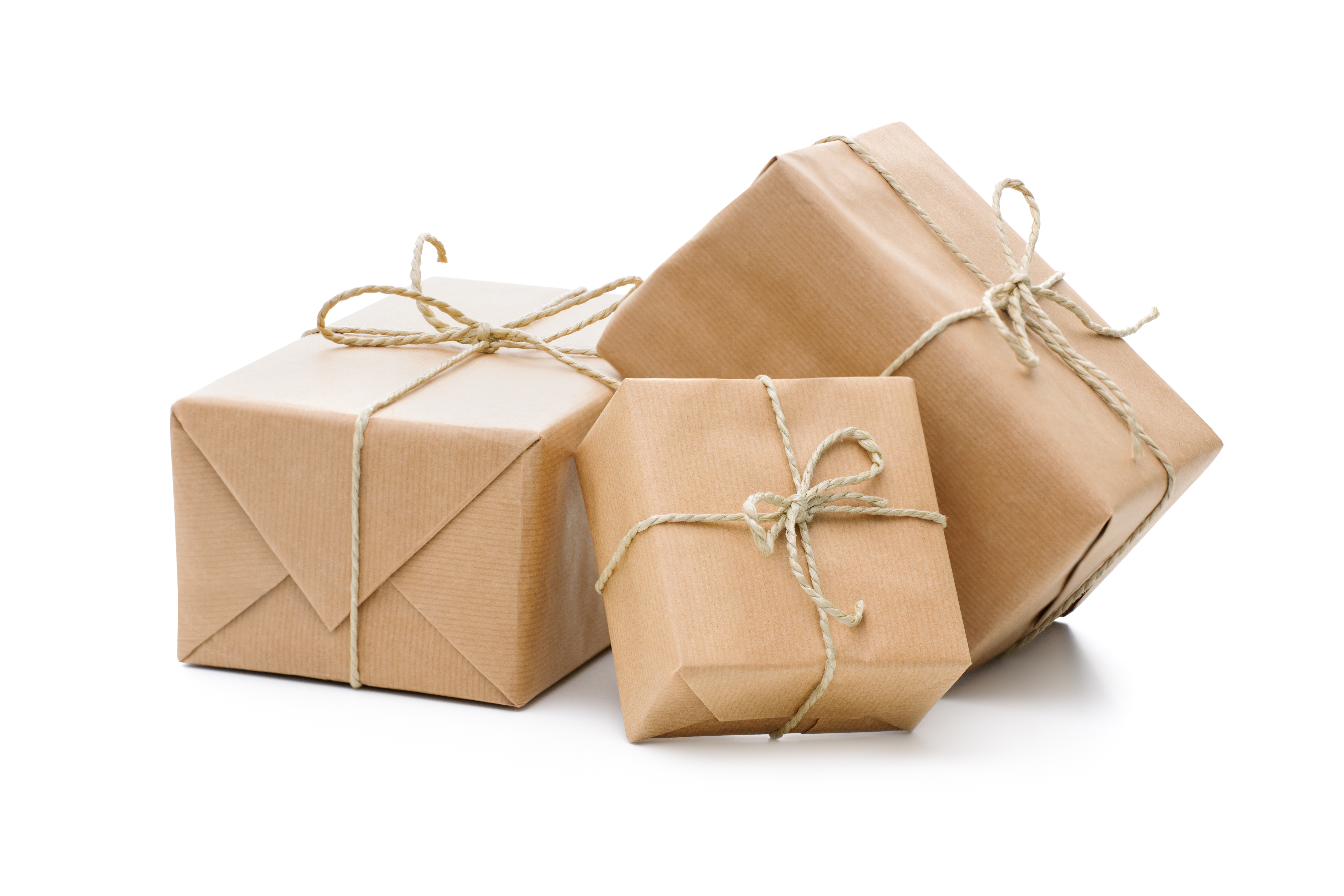 Versandpakete Drei braune Papiergeschenke, sorgfältig mit Schnur verschnürt, stehen auf einem neutralen Untergrund.