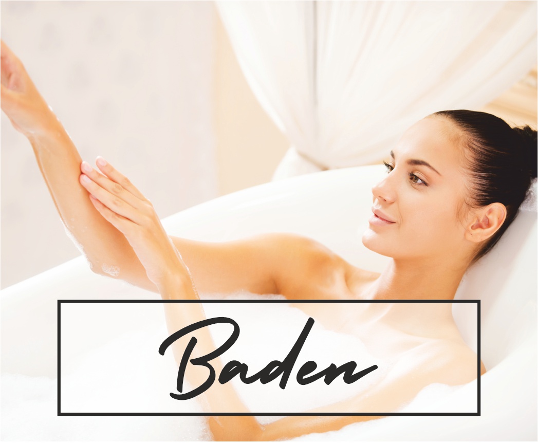 Eine Frau liegt in der Badewanne und wäscht Ihren Arm. Aufdruck: Baden