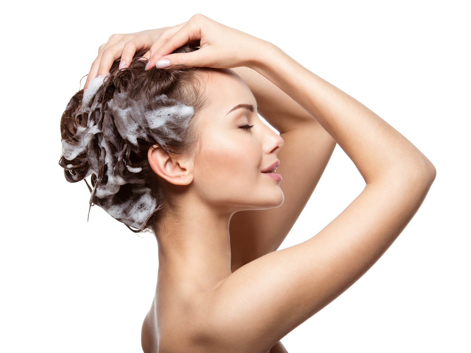 Haare waschen Seitliche Ansicht einer glücklichen Frau, die Ihre Haare einschäumt.