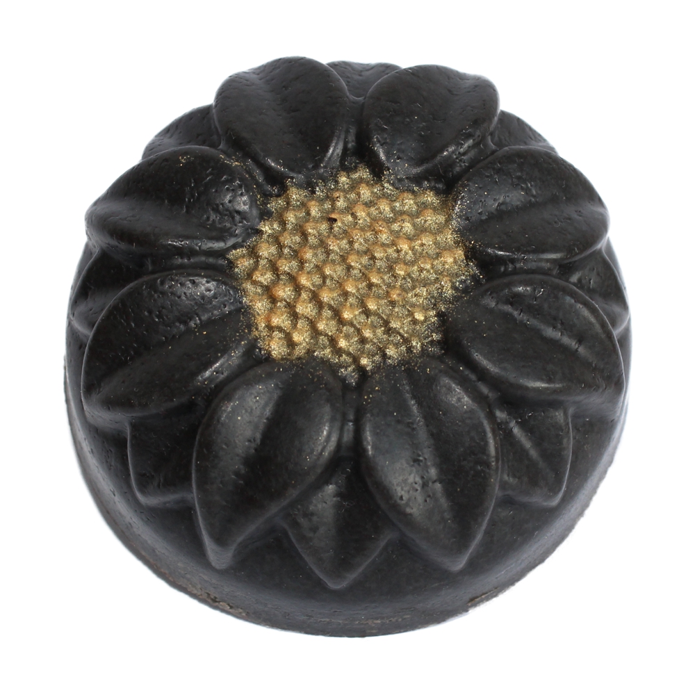 Seife in Sonnenblumenform in schwarz mit Bad Gögginger Moor. In der Mitte der Sonnenblume befindet sich Goldpulver zur Dekoration.