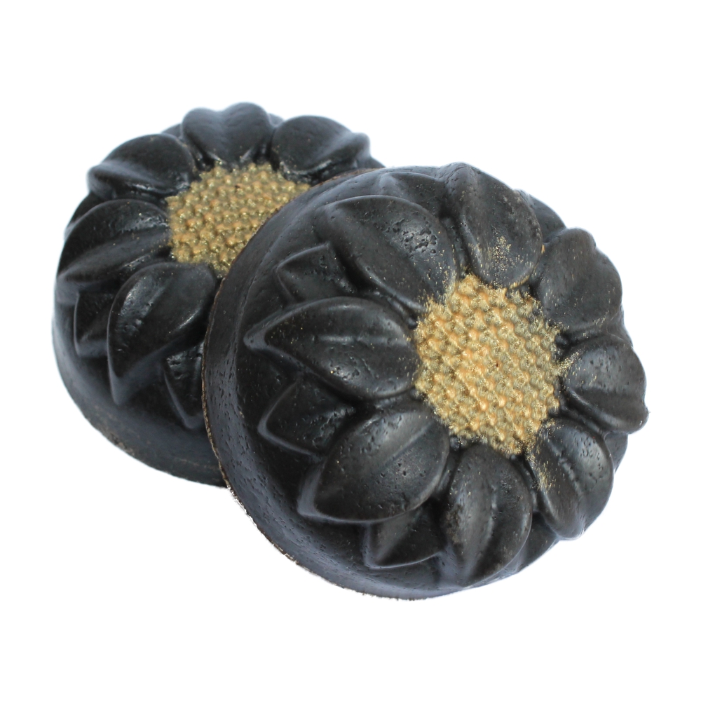 2 schwarze Seifen in Sonnenblumenform mit goldenem Mittelpunkt