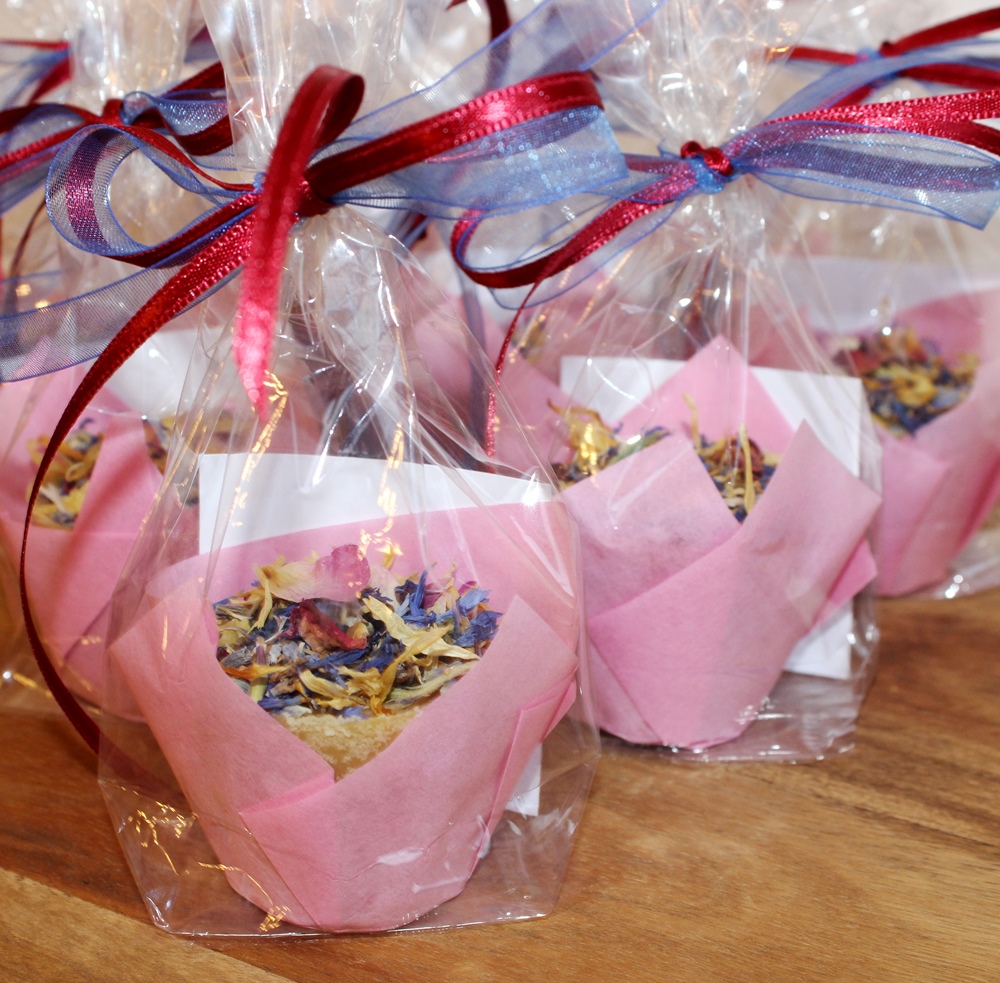 Badepralinen Blüte Badepralinen mit aufgestreuten Blüten wie Ringelblume, Rosenblätter, Lavendel und Kornblumen.