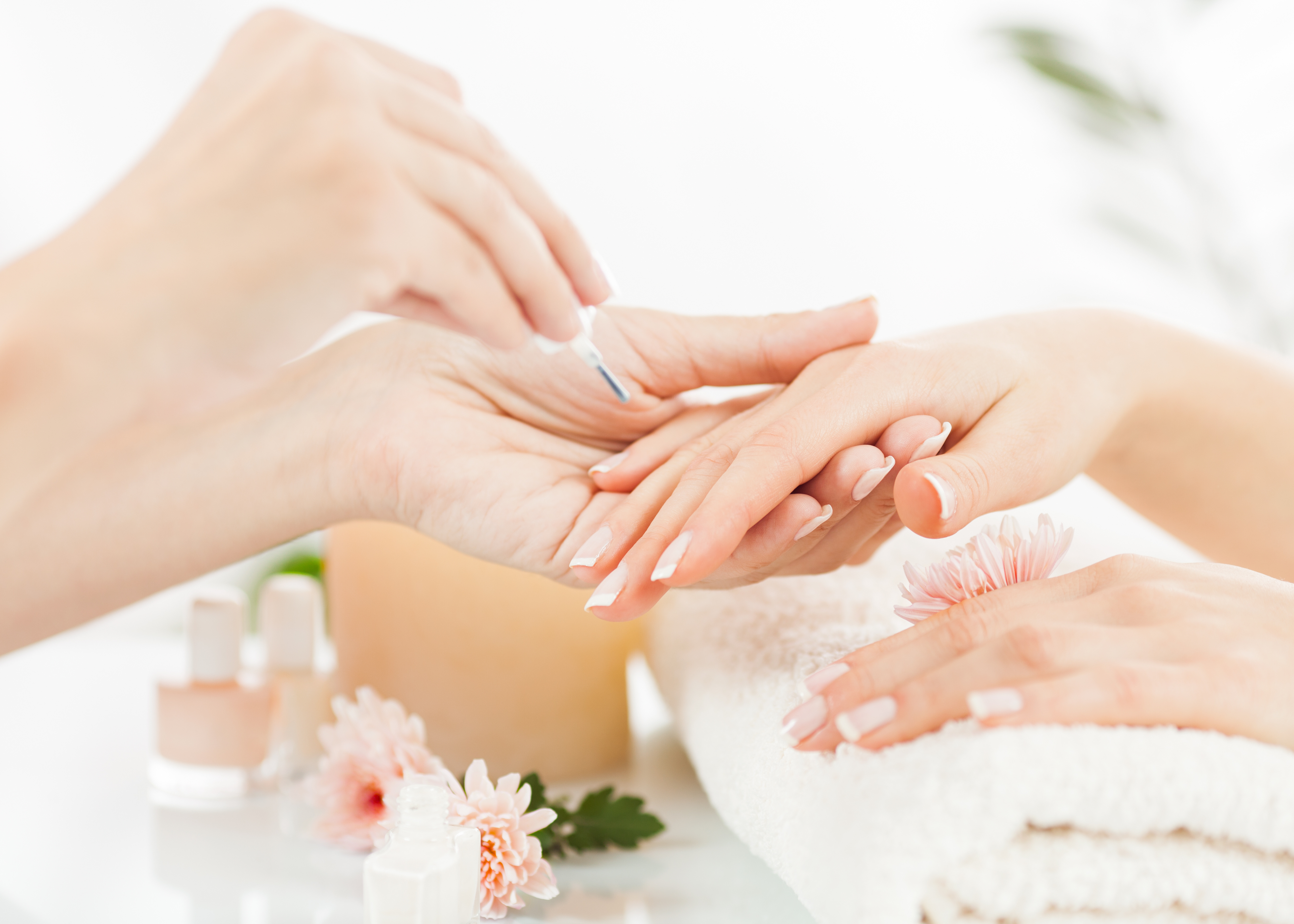 Maniküre Eine Frau erhält eine Maniküre in einem eleganten Spa.