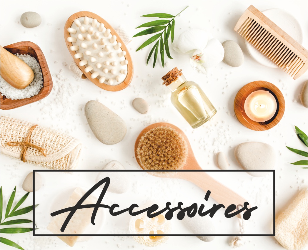 Verschiedene Spa- und Schönheitsaccessoires, darunter Handtücher, Kerzen und Pflegeprodukte, auf einem eleganten Tisch arrangiert. Aufdruck: Accessoires