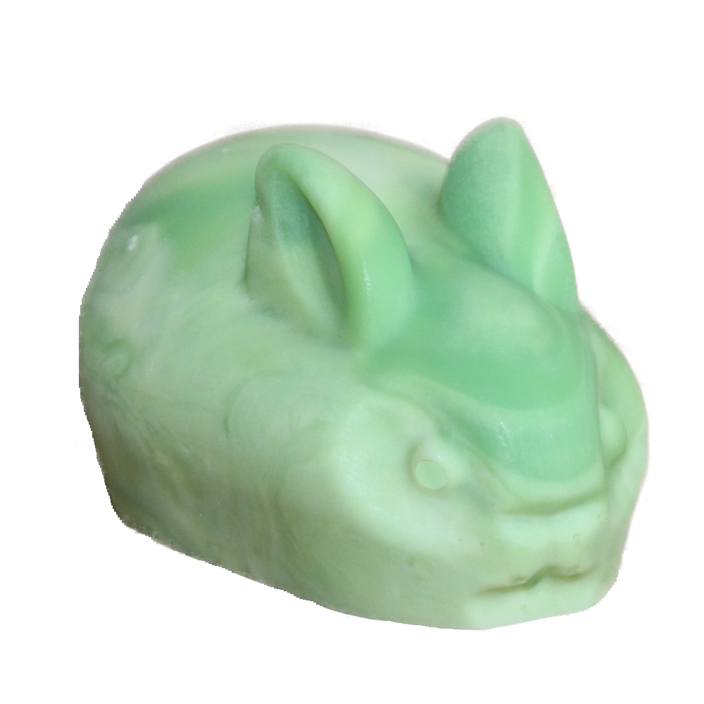 Seife in Form eines kleinen grün-weißen Hasen. Ideal als kleines Geschenk zu Ostern oder als Deko.
