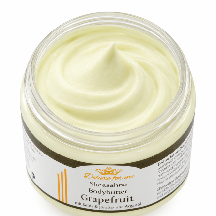 Ein offener Tiegel mit cremig aufgeschlagener Bodybutter.