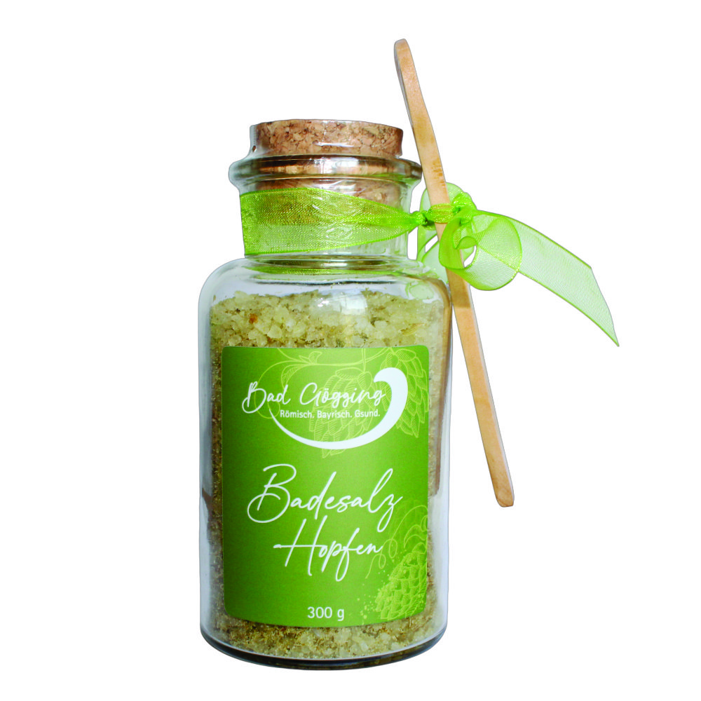 Badesalzglas mit Korkverschluss und edlem grünen Etikett. Eine schöne grüne Organzaschleife hält einen Holzlöffel fest.