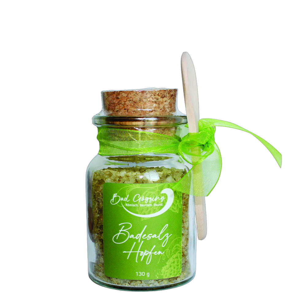 Badesalzglas mit Korkverschluss und edlem grünen Etikett. Eine schöne grüne Organzaschleife hält einen Holzlöffel fest.