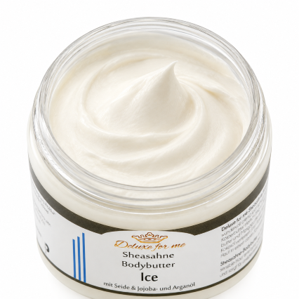 Ein offener Tiegel mit cremig aufgeschlagener Bodybutter.