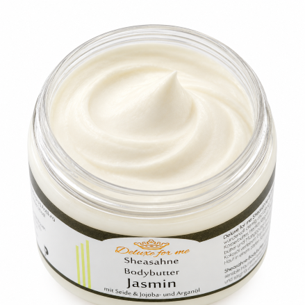 Ein offener Tiegel mit cremig aufgeschlagener Bodybutter.