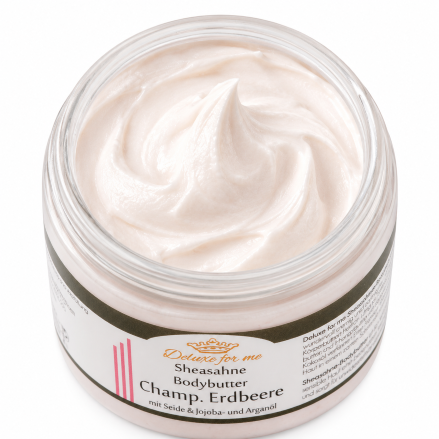 Ein offener Tiegel mit cremig aufgeschlagener Bodybutter.