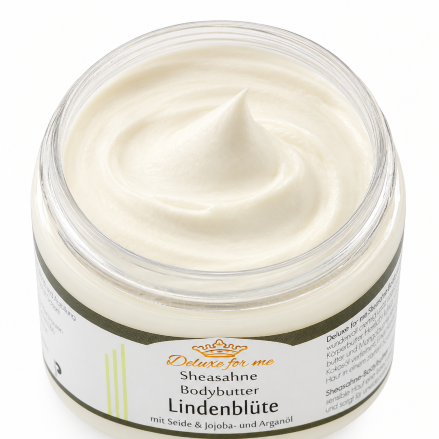 Ein offener Tiegel mit cremig aufgeschlagener Bodybutter.