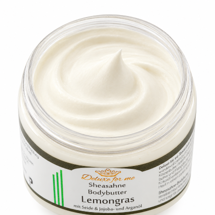 Ein offener Tiegel mit cremig aufgeschlagener Bodybutter.