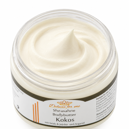 Ein offener Tiegel mit cremig aufgeschlagener Bodybutter.
