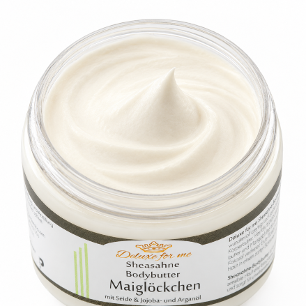 Ein offener Tiegel mit cremig aufgeschlagener Bodybutter.