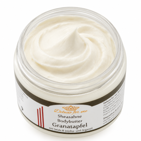 Ein offener Tiegel mit cremig aufgeschlagener Bodybutter.