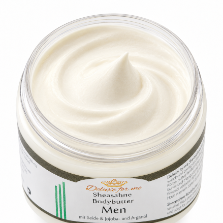 Ein offener Tiegel mit cremig aufgeschlagener Bodybutter.