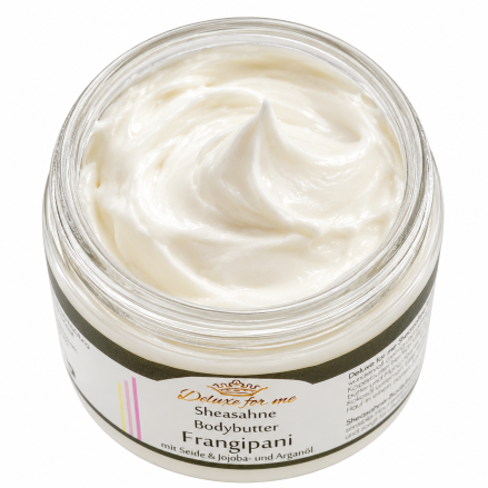 Ein offener Tiegel mit cremig aufgeschlagener Bodybutter.